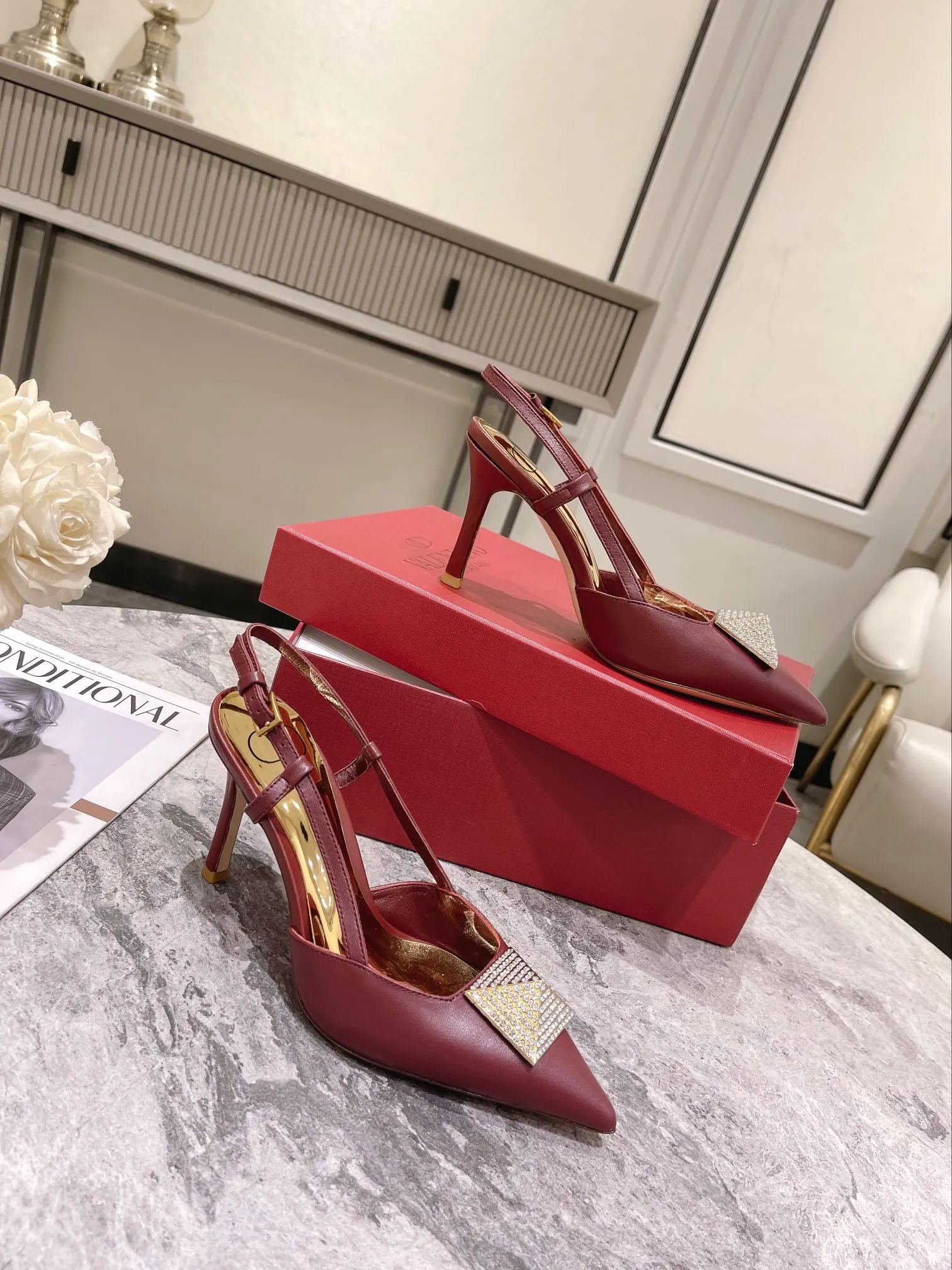 👟👟Ex-factory price 400👟👟 Genuine leather sole +40 Top version 𝑉𝐴𝐿𝐸𝑁𝑇𝐼𝑁𝑂 Valentino new autumn and winter women's back hollow sandals. The unique [pyramid] large rivet hardware [hand-made diamonds] brings out a full sense of high-end, and the new season will live up to expectations! Worth buying ★Imported sheepskin is absolutely high-grade ❥Original method, absolutely sensual ❥Elegant style, creating a different feeling, simple and elegant style!  Code number: 35-41 (34-42 customized) Fabric: Imported sheepskin Lining: Lined sheepskin Heel height: 8cm Leather outsole Rubber outsole